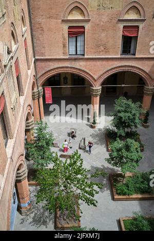 Hofgarten im Palazzo Communale oder Palazzo d'Accursio Bologna Italien Stockfoto