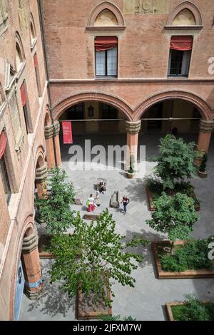 Hofgarten im Palazzo Communale oder Palazzo d'Accursio Bologna Italien Stockfoto