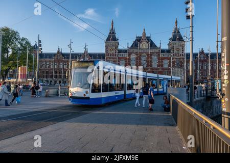 Amsterdam, Niederlande - 22. Juni 2022: GVB-Straßenbahn in der Damrak-Straße Stockfoto