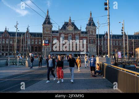 Amsterdam, Niederlande - 22. Juni 2022: Blick auf den Hauptbahnhof in Amsterdam Stockfoto