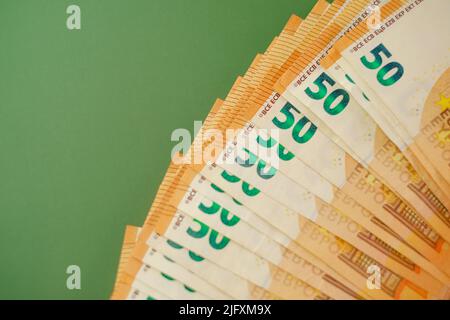 Banknoten auf grünem Hintergrund.Euro-Währung.Geld und Finanzen. Einkommen in europäischen Ländern.Euro-Währungskurs.Budgetallokation. Bundle Stockfoto