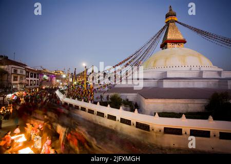 Boudhanath ist eine der heiligsten buddhistischen Stätten in Kathmandu, Nepal. Die alte Stupa ist eine der größten der Welt. Stockfoto