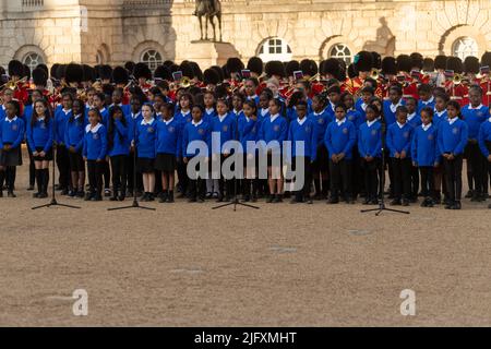 London, Großbritannien. 5.. Juli 2022. Die ‘Military Musical Spectacular' der britischen Armee feiert die Parade der Queen und des Commonwealth on Horse Guards London der Generalstabschef, General Sir Patrick Sanders, nahm den Gruß an. 150 Kinder des Commonwealth Youth Choir, begleitet von den massierten Bands, spielten ‘A Song for the Commonwealth', Musik wurde von den massierten Bands der Household Division aufgeführt.Quelle: Ian Davidson/Alamy Live News Stockfoto