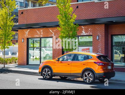 Beliebte neue Offroad-Auto-Crossover auf einer Straße geparkt. Japanischer SUV Nissan X-Trail in orangefarbener Metallic-Farbe, Allradfahrzeug im Allradfahrzeug - 24,2022. Juni - Vancouver, BC Stockfoto