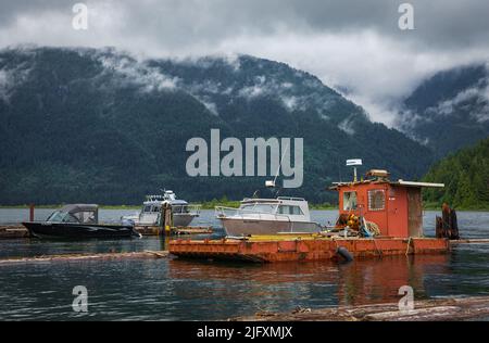 Angedockt Fischerboote an bewölktem Tag. Motorboote am Pier im Meer bei launischen Wetter in Kanada am Pitt Lake BC-Juni 29,2022. Reisefoto, niemand Stockfoto