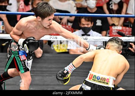 Tokio, Japan. 29.. Juni 2022. Kosei Tanaka (R) aus Japan und Masayoshi Hashizume aus Japan treten beim WBO Asia Pacific Superflyweight-Titelkampf in der Korakuen Hall in Tokio, Japan, am 29. Juni 2022 an. Quelle: Hiroaki Finito Yamaguchi/AFLO/Alamy Live News Stockfoto