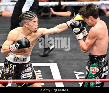 Tokio, Japan. 29.. Juni 2022. Kosei Tanaka (L) aus Japan und Masayoshi Hashizume aus Japan treten beim WBO Asia Pacific Superflyweight-Titelkampf in der Korakuen Hall in Tokio, Japan, am 29. Juni 2022 gegeneinander an. Quelle: Hiroaki Finito Yamaguchi/AFLO/Alamy Live News Stockfoto