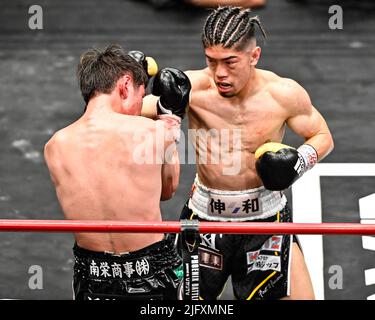 Tokio, Japan. 29.. Juni 2022. Kosei Tanaka (R) aus Japan und Masayoshi Hashizume aus Japan treten beim WBO Asia Pacific Superflyweight-Titelkampf in der Korakuen Hall in Tokio, Japan, am 29. Juni 2022 an. Quelle: Hiroaki Finito Yamaguchi/AFLO/Alamy Live News Stockfoto