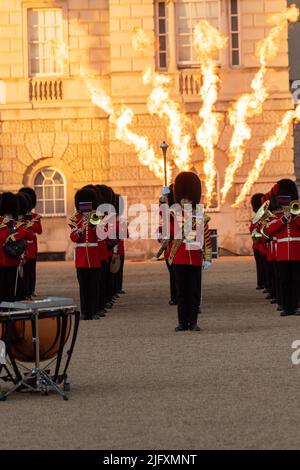 London, Großbritannien. 5.. Juli 2022. Die ‘Military Musical Spectacular' der britischen Armee feiert die Parade der Queen und des Commonwealth on Horse Guards London der Generalstabschef, General Sir Patrick Sanders, nahm den Gruß an. 150 Kinder des Commonwealth Youth Choir, begleitet von den massierten Bands, spielten ‘A Song for the Commonwealth', Musik wurde von den massierten Bands der Household Division aufgeführt.Quelle: Ian Davidson/Alamy Live News Stockfoto