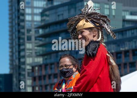 Toronto, ON, Kanada - 18. Juni 2022: Tänzer während des National Aboriginal Day und Indigenous Arts Festival. Das Festival feiert Indigene und mich Stockfoto