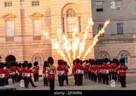 London, Großbritannien. 5.. Juli 2022. Die ‘Military Musical Spectacular' der britischen Armee feiert die Parade der Queen und des Commonwealth on Horse Guards London der Generalstabschef, General Sir Patrick Sanders, nahm den Gruß an. 150 Kinder des Commonwealth Youth Choir, begleitet von den massierten Bands, spielten ‘A Song for the Commonwealth', Musik wurde von den massierten Bands der Household Division aufgeführt.Quelle: Ian Davidson/Alamy Live News Stockfoto