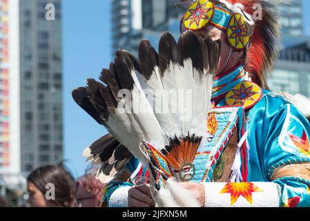 Toronto, ON, Kanada - 18. Juni 2022: Tänzer während des National Aboriginal Day und Indigenous Arts Festival. Das Festival feiert Indigene und mich Stockfoto