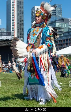 Toronto, ON, Kanada - 18. Juni 2022: Tänzer während des National Aboriginal Day und Indigenous Arts Festival. Das Festival feiert Indigene und mich Stockfoto