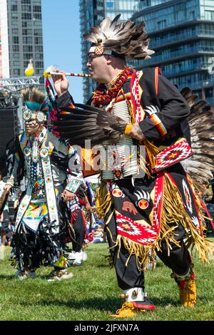 Toronto, ON, Kanada - 18. Juni 2022: Tänzer während des National Aboriginal Day und Indigenous Arts Festival. Das Festival feiert Indigene und mich Stockfoto