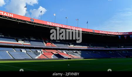 Paris, Frankreich. 05.. Juli 2022. Der Rasen des Stadions Paris-Saint-Germain (PSG) (innen), der Parc des Princes, Heimspielplatz des französischen Fußballvereins Ligue 1. Am 5. Juli 2022 in Paris, Frankreich. Kredit: Victor Joly/Alamy Live Nachrichten Stockfoto