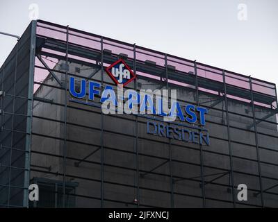 UFA Palast Dresden Logo an der Außenwand des Gebäudes. Eines der Kinos in der Stadt. Die Fassade des Kinos in der modernen Architektur. Stockfoto