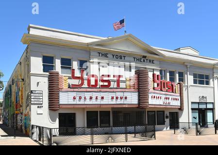 SANTA ANA, KALIFORNIEN - 4 JUL 2022: Das historische Yost Theatre, das älteste Theater in Orange County, an der Plaza de Santa Ana. Stockfoto