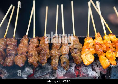 Hähnchen- und Rindfleisch-Satay oder -Sate ist eine beliebte malaysische Küche in Jalan Alor, einer berühmten Lebensmittelstraße am Nachtmarkt in Bukit Bintang, Kual Stockfoto