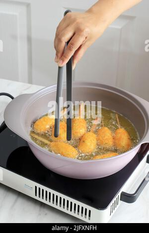 Gebratener Nugget Kaki Naga Maishund, Kinder Beilage Snack aus Huhn und Mehl, Schritt für Schritt Kochen in der Küche Stockfoto