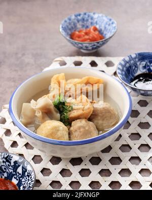 Bakso Malang ist Meatball, der in der Regel aus Malang, Ost-Java, Indonesien, stammt. In der Regel mit verschiedenen Beilagen wie Bakwan, Bakso Goreng, Tofu serviert Stockfoto