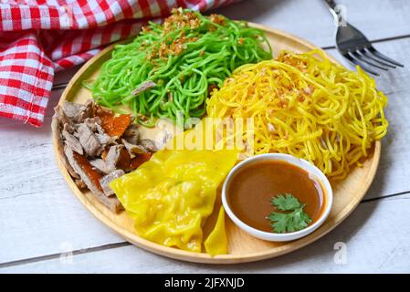 Jade Nudel und gelbe Nudeln Asiatische Thailand Essen, gebratene Ente mit Jade Nudel und Schweinefleisch Knödel auf dem Teller und Entensoße, grüne Nudeln Chinesisch Stockfoto