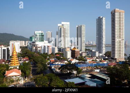 Gurney Drive ist eine beliebte Strandpromenade in Georgetown, Penang, Malaysia. Im Vordergrund befindet sich Wat Chayamangkalaram, ein thailändischer buddhistischer Tempel, der am meisten n liegt Stockfoto