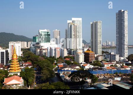 Gurney Drive ist eine beliebte Strandpromenade in Georgetown, Penang, Malaysia. Im Vordergrund befindet sich Wat Chayamangkalaram, ein thailändischer buddhistischer Tempel, der am meisten n liegt Stockfoto