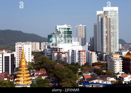 Gurney Drive ist eine beliebte Strandpromenade in Georgetown, Penang, Malaysia. Im Vordergrund befindet sich Wat Chayamangkalaram, ein thailändischer buddhistischer Tempel, der am meisten n liegt Stockfoto