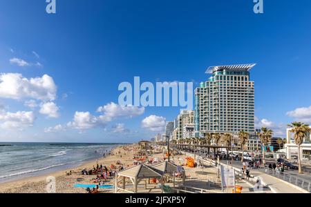Tel Aviv, Israel, 15. April 2022: Malerische Strandpromenade an der Küste von Tel Aviv mit Hotels und Stränden in der Nähe des Hafens von Old Jaffa Stockfoto