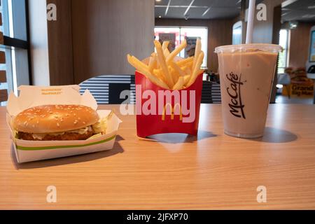 McDonald Fast Food Burger Pommes auf einem Tisch trinken Stockfoto