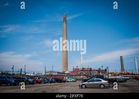 Der Inco Superstack in Sudbury, Ontario, ist mit einer Höhe von 381 Metern der höchste Schornstein in Kanada und der westlichen Hemisphäre und der zweite hoch Stockfoto