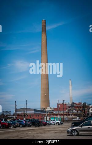 Der Inco Superstack in Sudbury, Ontario, ist mit einer Höhe von 381 Metern der höchste Schornstein in Kanada und der westlichen Hemisphäre und der zweite hoch Stockfoto