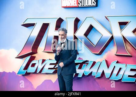 London, Großbritannien. 05.. Juli 2022. Taika Waititi nimmt an der UK Gala-Vorführung von Thor: Love and Thunder von Marvel Studios im Odeon Luxe Leicester Square in London Teil. (Foto von Loredana Sangiuliano/SOPA Images/Sipa USA) Quelle: SIPA USA/Alamy Live News Stockfoto