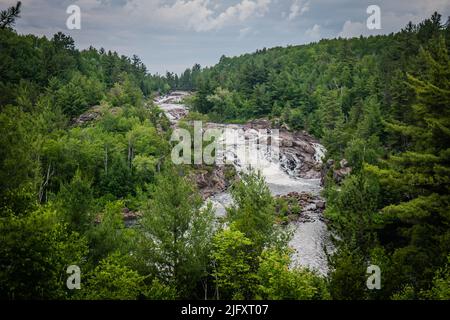 Blick auf die Wasserfälle von Onaping von Einem Y Jackson Lookout, in der Nähe von Sudbury, Ontario, Kanada Stockfoto