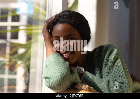 Porträt einer selbstbewussten lächelnden jungen afroamerikanischen Frau zu Hause, Platz kopieren Stockfoto