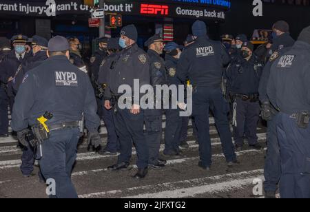 NEW YORK, NY – 17. Januar 2022: New York City Polizeibeamte werden am Times Square gesehen. Stockfoto