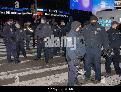 NEW YORK, NY – 17. Januar 2022: New York City Polizeibeamte werden am Times Square gesehen. Stockfoto