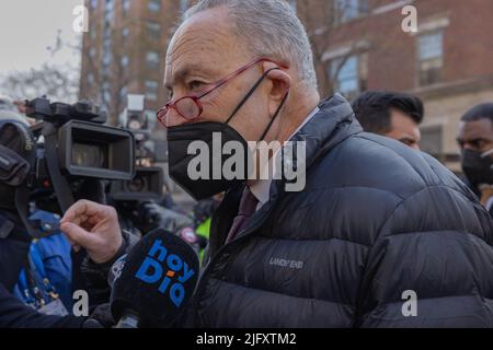 THE BRONX, N.Y. – 16. Januar 2022: Senator Chuck Schumer spricht in der Nähe einer Beerdigung der Opfer des Bronx-Hochhausfeuers vom 9. Januar 2022 an die Medien. Stockfoto