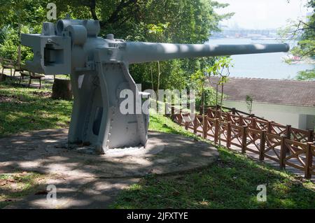 Historische Waffenaufstellungen in Fort Siloso auf der Insel Sentosa, Singapur Stockfoto
