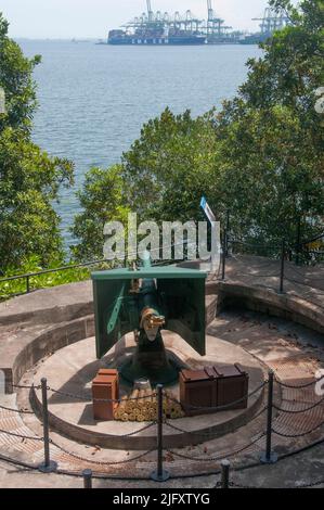 Historische Waffenaufstellungen in Fort Siloso auf der Insel Sentosa, Singapur Stockfoto