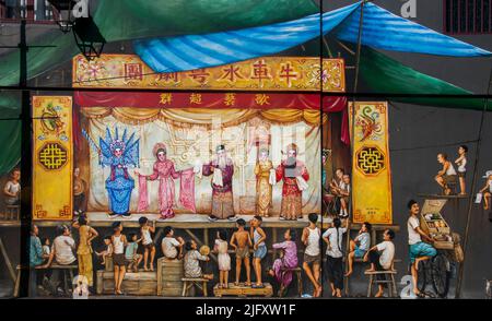 Street Art Wandgemälde mit einer traditionellen chinesischen Opernaufführung von Yip Yew Chong in Chinatown, Singapur Stockfoto