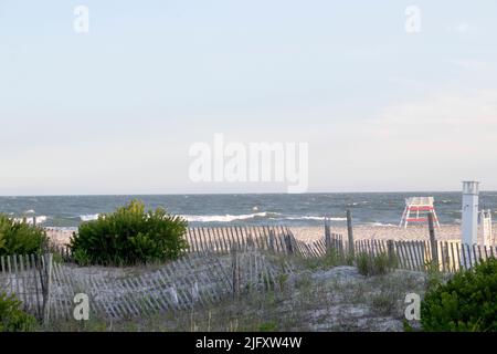 Rustikaler Zaun umzäunt die wunderschönen Sanddünen des Ozeans und des Strandes von Cape May New Jersey Stockfoto