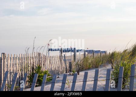 Rustikaler Zaun umzäunt die wunderschönen Sanddünen des Ozeans und des Strandes von Cape May New Jersey Stockfoto