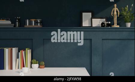 Kopieren Sie Platz auf einem weißen Tisch mit Buchstapel und Dekor an der stilvollen blauen Wand mit Wohnaccessoires. 3D Rendering, 3D Illustration Stockfoto