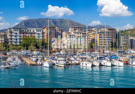 Salerno, Kampanien, Italien, 23. Juni 2022: Marina und Yacht Club Area in Salerno, Italien, ein Ausgangspunkt für Bootstouren an der Küste von Positano und Amalfi Stockfoto