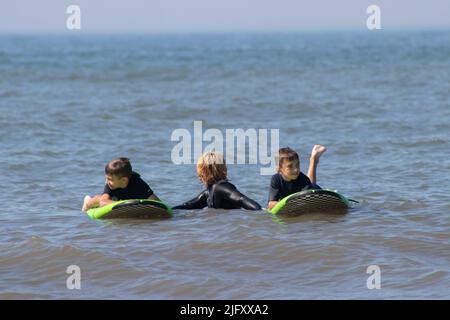 Surfunterricht in Cape May New Jersey an der Cove im Meerwasser mit Wellen Stockfoto