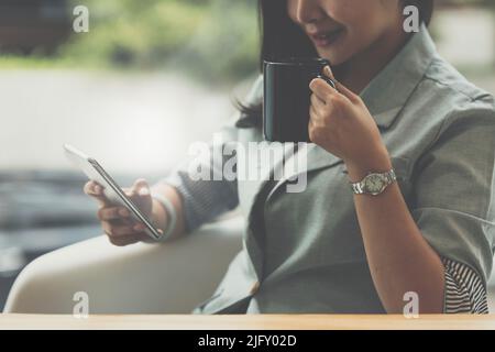 Business Woman schließt KYC mit einem Online-Banking-Programm ab, um ein digitales Sparkonto zu eröffnen. Die Definition von Cyber-Sicherheit. Stockfoto