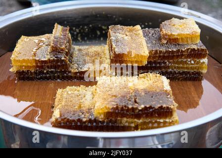 Frische Waben zum Verkauf auf einem Markt. Stockfoto