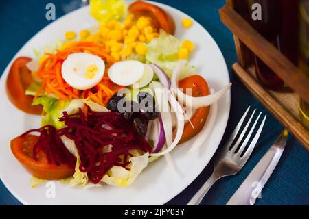 Salat mit gekochtem Ei und Gemüse Stockfoto