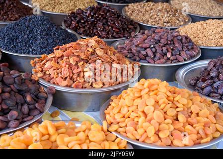 Getrocknete Früchte und Beeren auf grauem Hintergrund Draufsicht. Zitronen, Orangen, Bananen, Rosinen, Preiselbeeren, Kiwi, Kirschen, Ingwer, Pflaumen, Erdbeeren Stockfoto